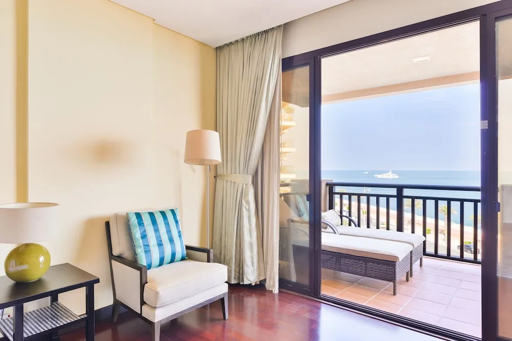 Deluxe 1BR Suite