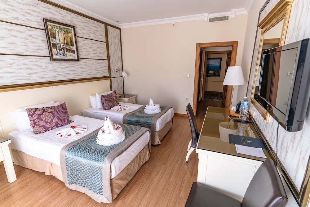Standard Tek Büyük veya İki Ayrı Yataklı Oda, Balkon, Kısmi Göl Manzaralı
