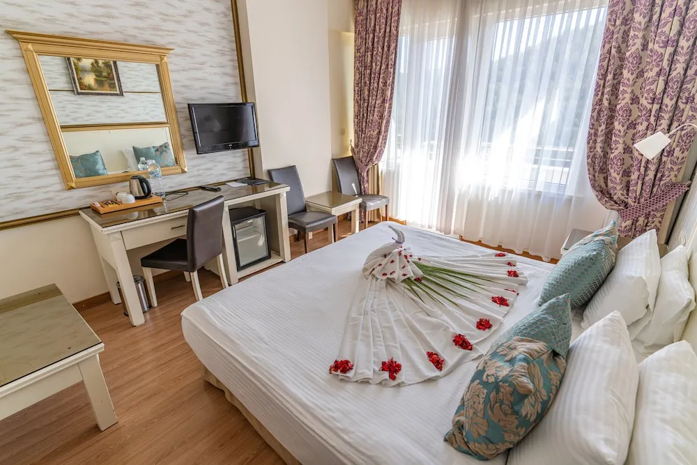 Standard Tek Büyük veya İki Ayrı Yataklı Oda, Balkon, Kısmi Göl Manzaralı