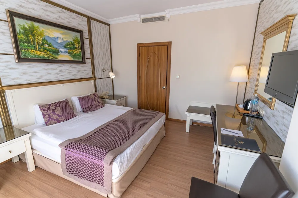 Standard Tek Büyük veya İki Ayrı Yataklı Oda, Balkon, Kısmi Göl Manzaralı