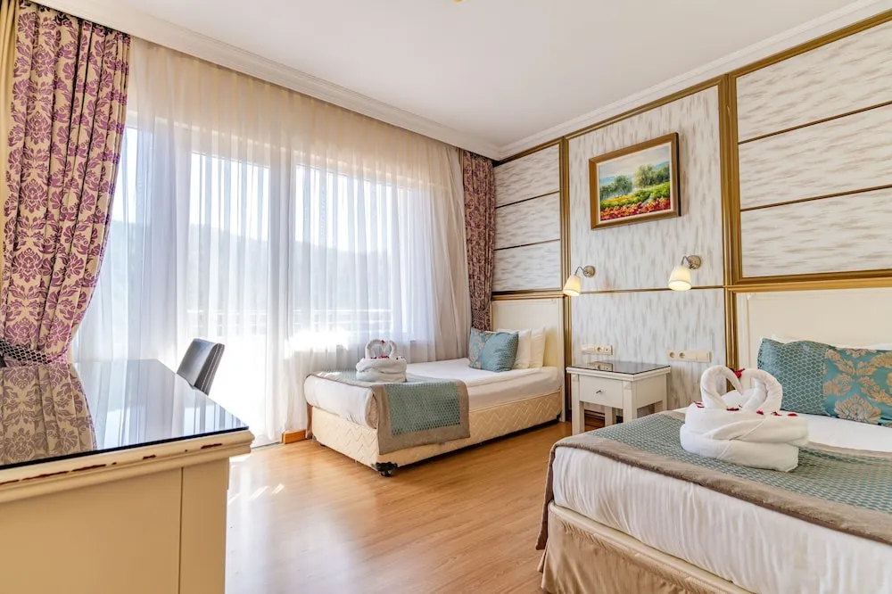 Deluxe Üç Kişilik Oda, Balkon, Kısmi Göl Manzaralı