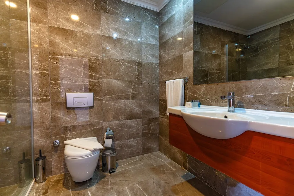 Deluxe Üç Kişilik Oda, Balkon, Kısmi Göl Manzaralı
