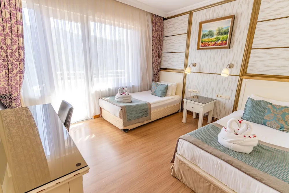 Deluxe Üç Kişilik Oda, Balkon, Kısmi Göl Manzaralı