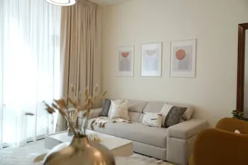 Yogi - Lake-Side Fancy Apartment Near Dubai Mall