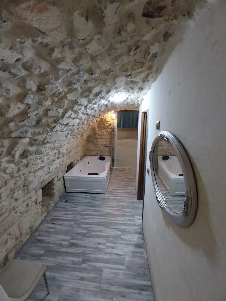 Traditional Tek Büyük veya İki Ayrı Yataklı Oda, Avlu Manzaralı