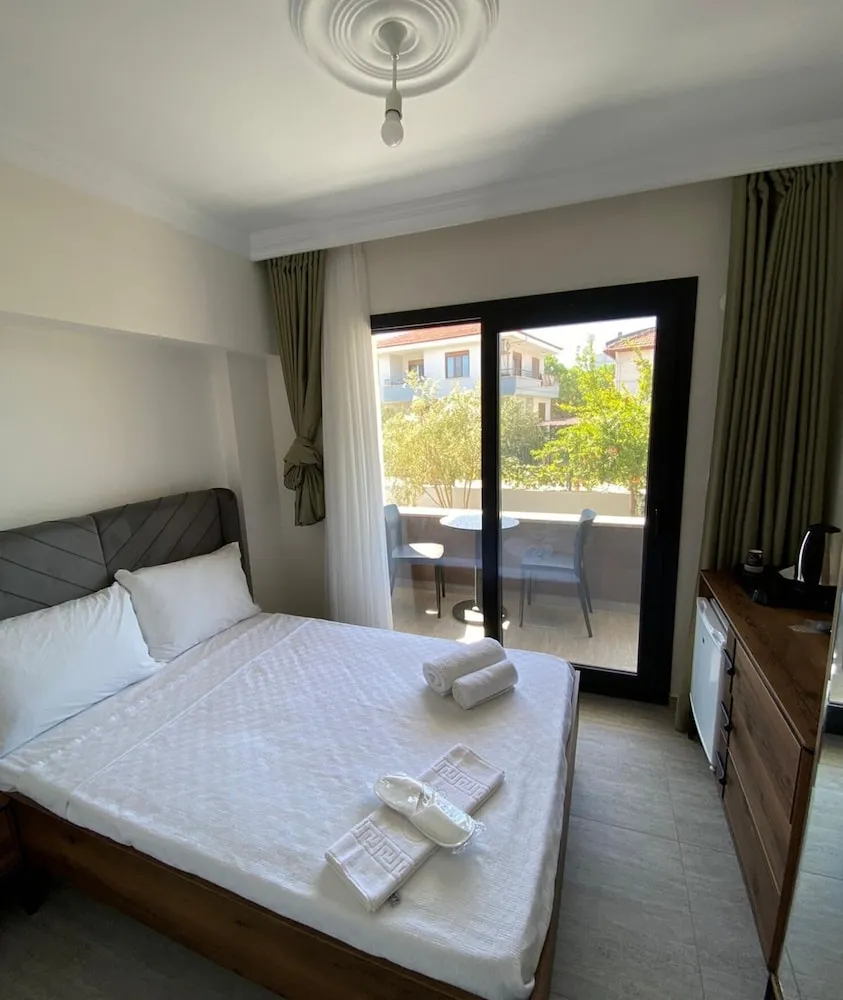 Tek Büyük Yataklı Oda, Balkon, Bahçe Manzaralı