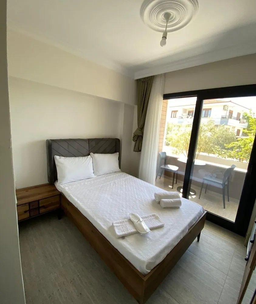 Tek Büyük Yataklı Oda, Balkon, Bahçe Manzaralı
