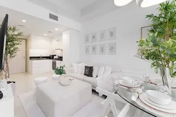 Maison Privee - City Chic Retreat in Dubai’s Prime Location