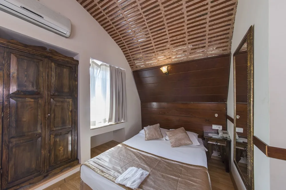 Cave Room with Double Bed