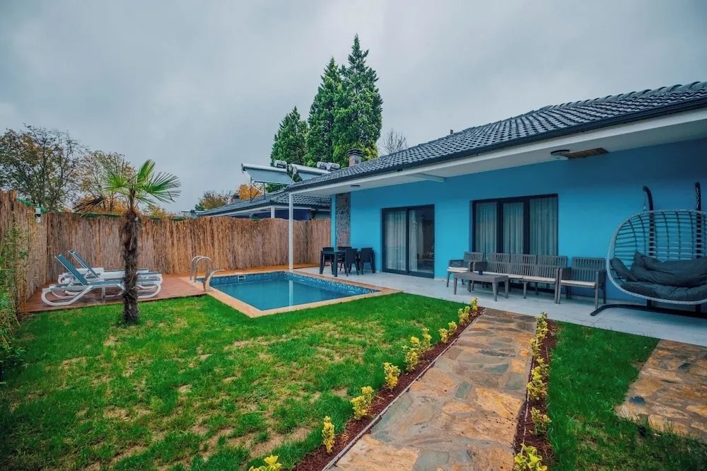 Family Villa, Avlu Manzaralı