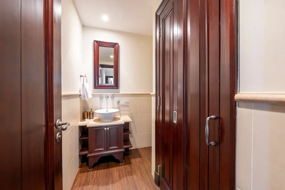 Deluxe 2BR Apartment