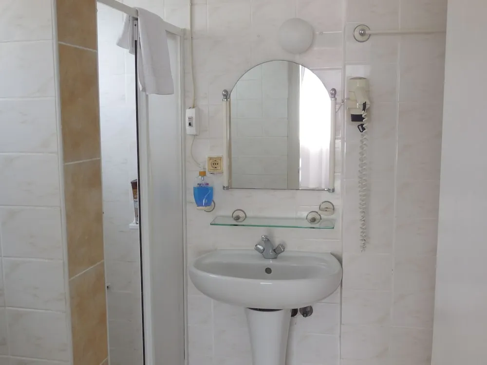 Üç Kişilik Oda