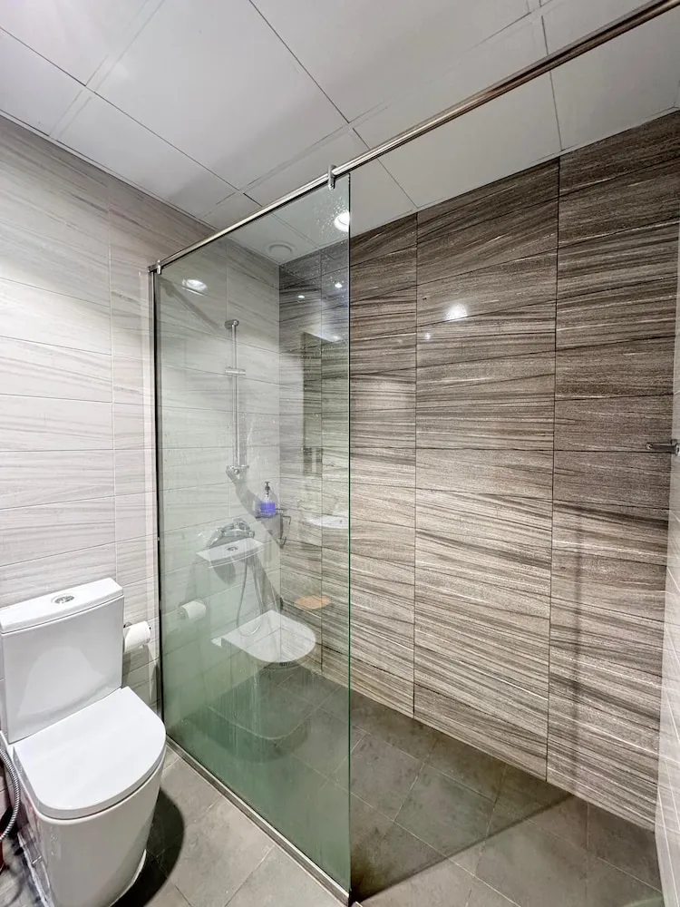 6 Bed Mixed Dormitory Room