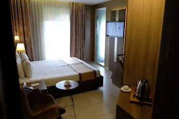 Royal Capital Hotel & Suites