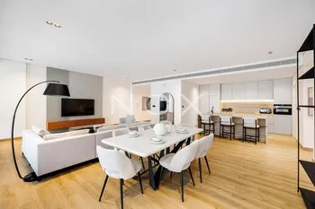 Modern Living 1BR Heart of Citywalk B12