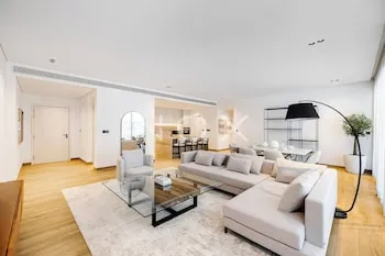 Modern Living 1BR Heart of Citywalk B12
