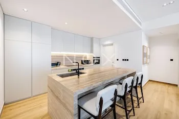 Modern Living 1BR Heart of Citywalk B12