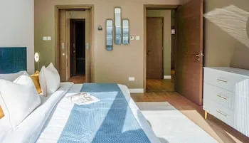 Aya - Sophisticated 1BR Apartment in CityWalk with Views