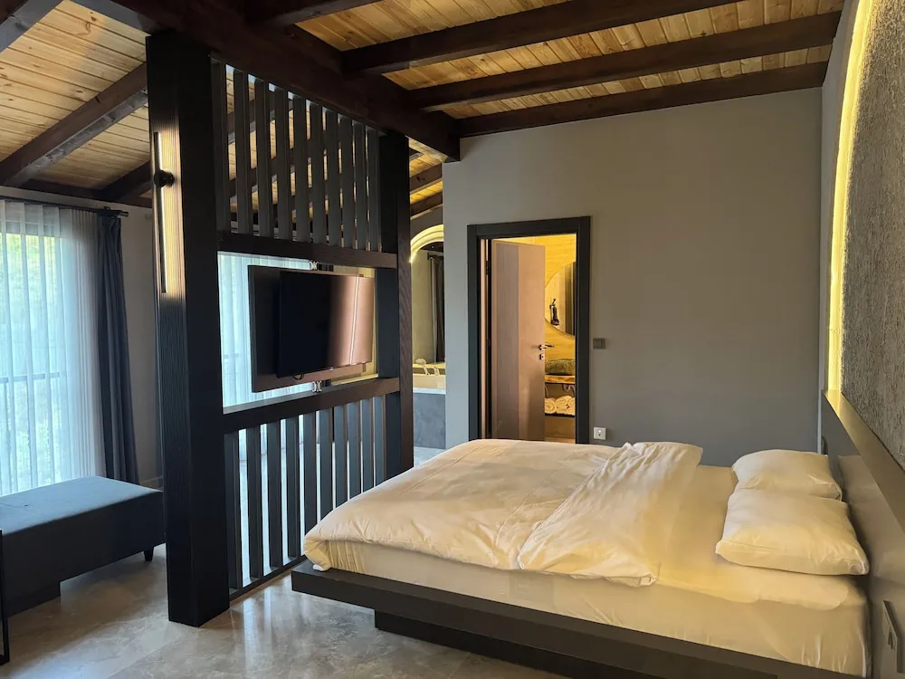 Honeymoon Tek Büyük Yataklı Oda