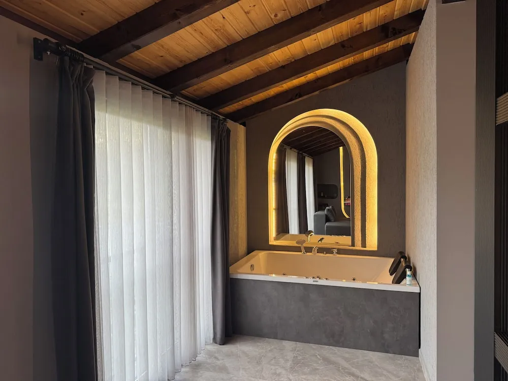Honeymoon Tek Büyük Yataklı Oda