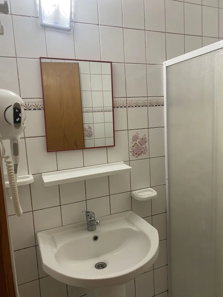 DENIZ,SEHIR, DAG MANZARALI STANDART ODA