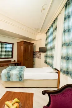 Atam Suites & Apart