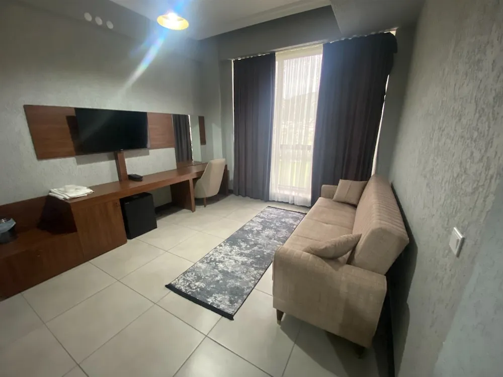 Tek Büyük veya İki Ayrı Yataklı Oda, Balkon