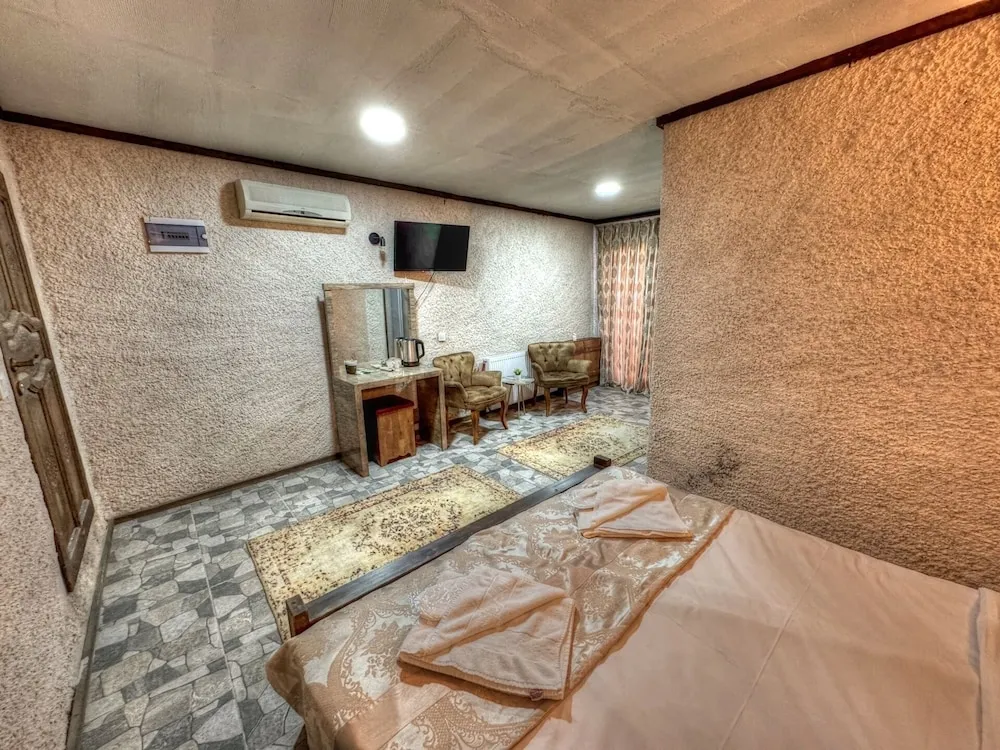 Luxury Tek Büyük Yataklı Oda, Balkon, Bahçe Manzaralı