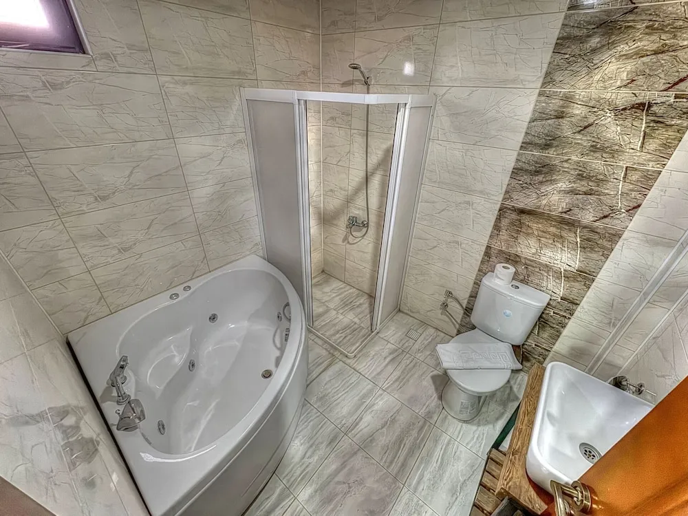 Luxury Tek Büyük Yataklı Oda, Balkon, Bahçe Manzaralı