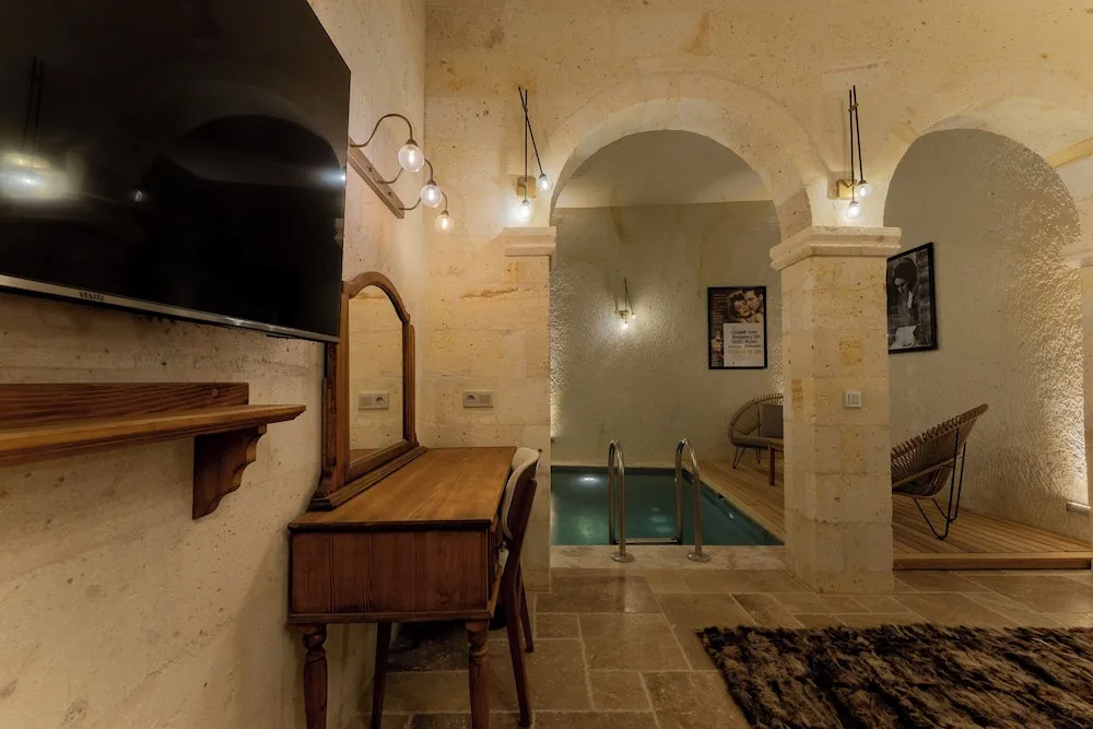 Cave Suite with Private Pool