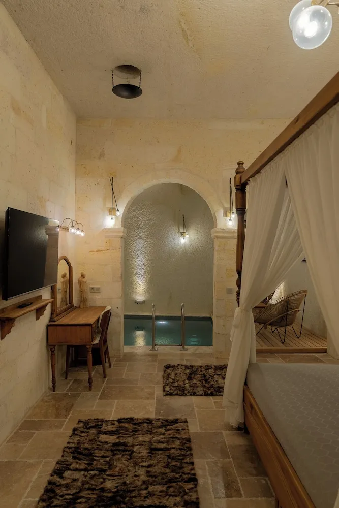 Cave Suite with Private Pool