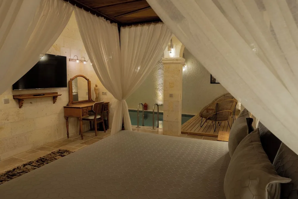 Cave Suite with Private Pool