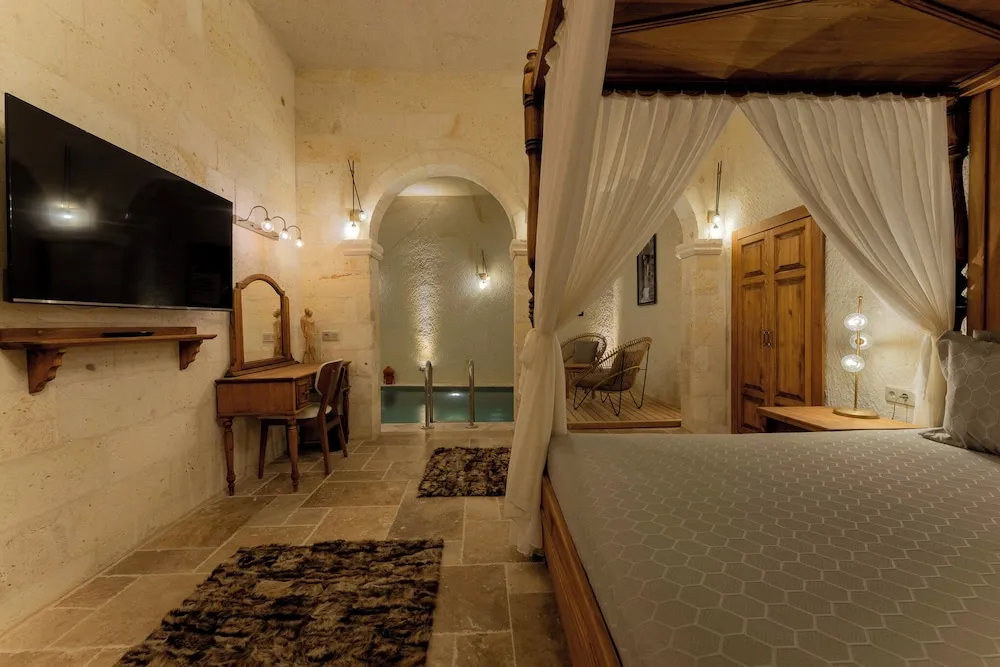 Cave Suite with Private Pool