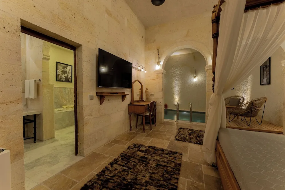 Cave Suite with Private Pool