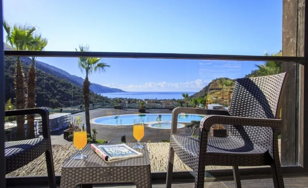 Deluxe Tek Büyük Yataklı Oda (Pool and Sea View)