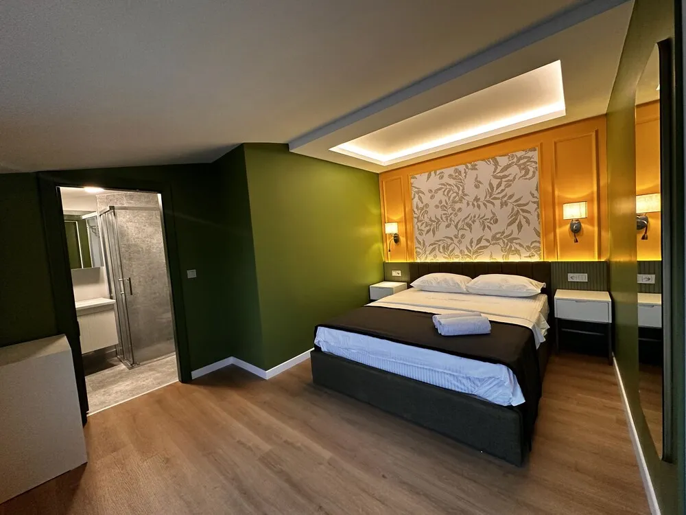 Teraslı ve mutfaklı 1 oda, 1 salon