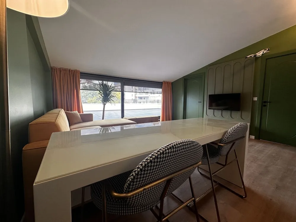 Teraslı ve mutfaklı 1 oda, 1 salon