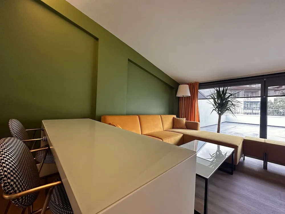 Teraslı ve mutfaklı 1 oda, 1 salon