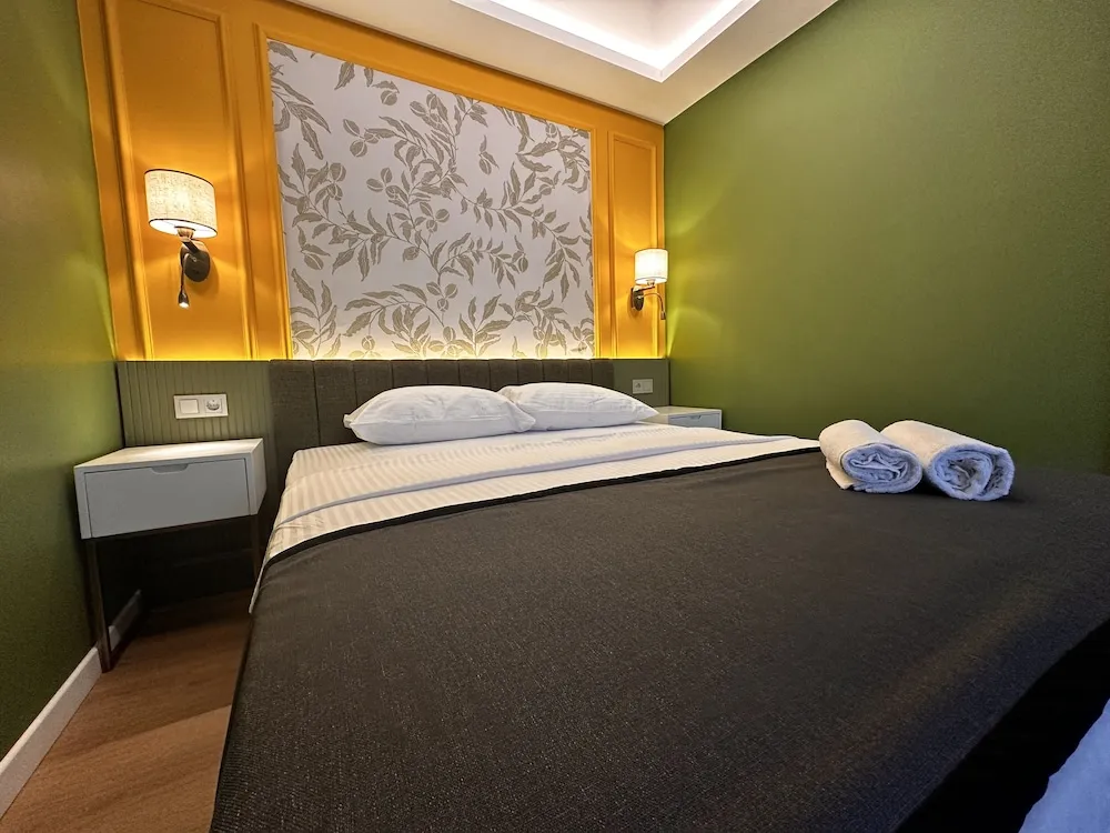Teraslı ve mutfaklı 1 oda, 1 salon