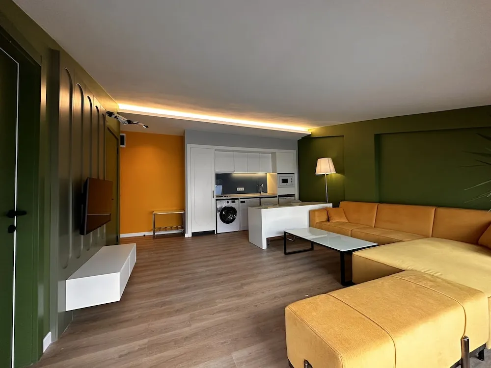 Teraslı ve mutfaklı 1 oda, 1 salon