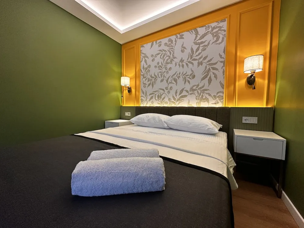 Teraslı ve mutfaklı 1 oda, 1 salon