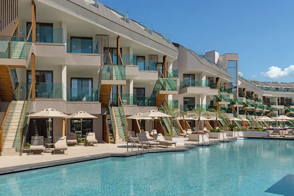Deluxe Pool Access Via Stairs