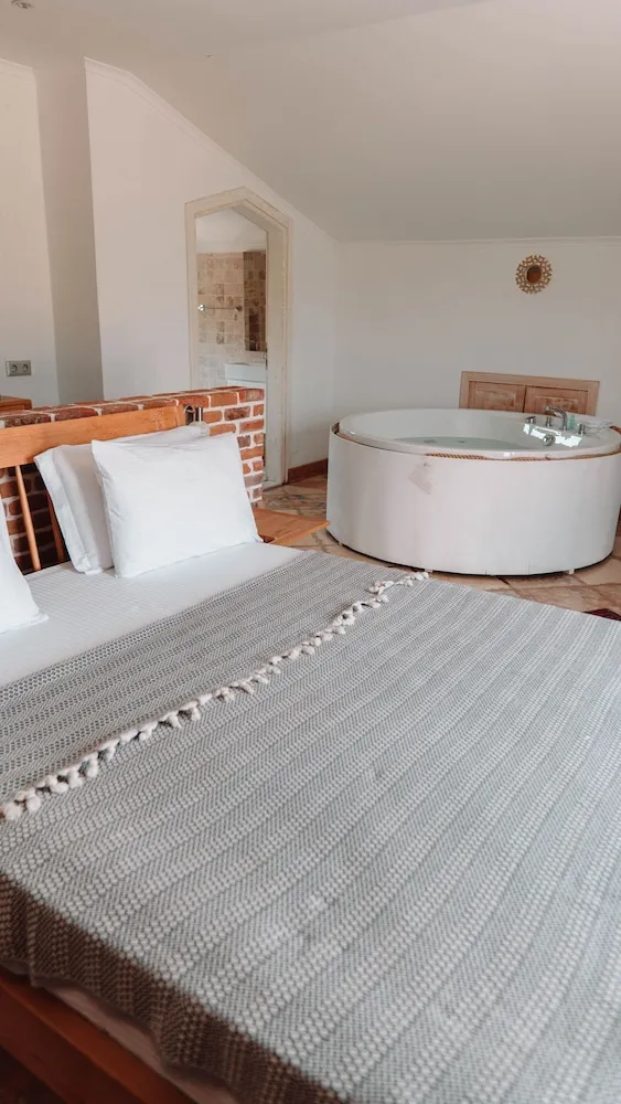 Deluxe Tek Büyük Yataklı Oda, Havuz Manzaralı