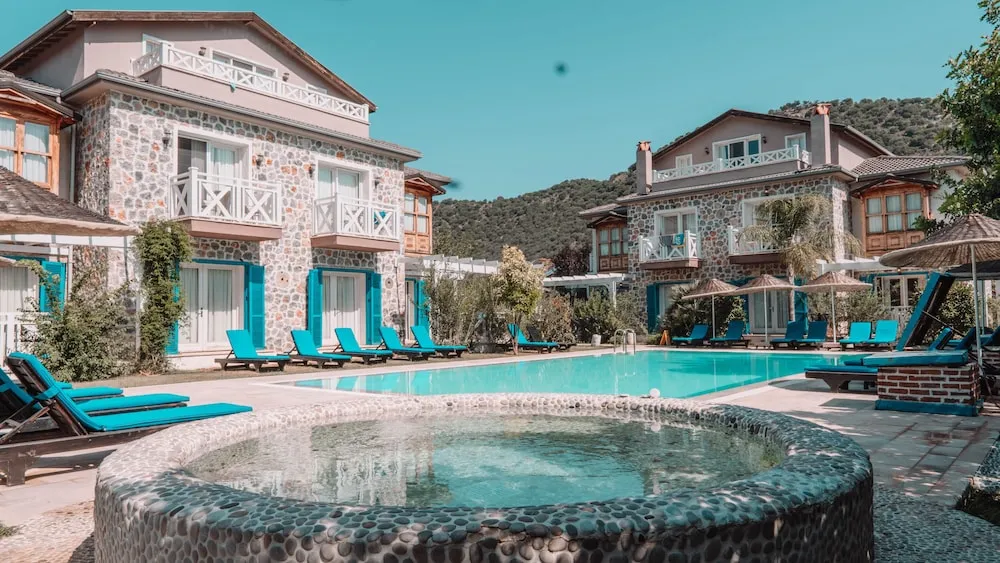 Deluxe Tek Büyük Yataklı Oda, Havuz Manzaralı