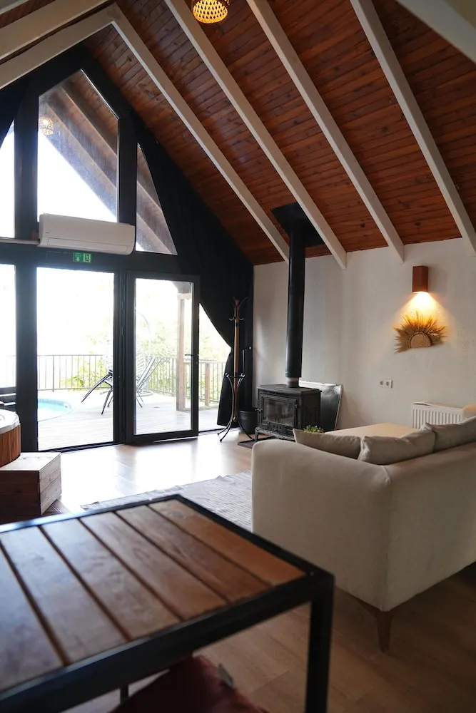 Bungalov, Havuz Manzaralı