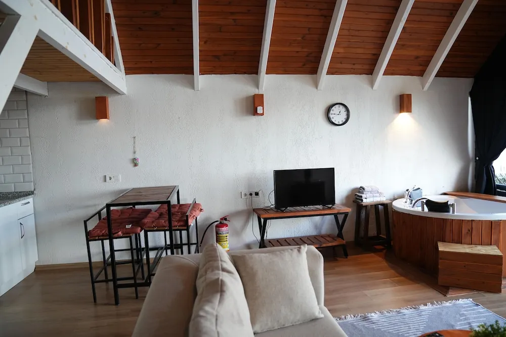 Bungalov, Havuz Manzaralı