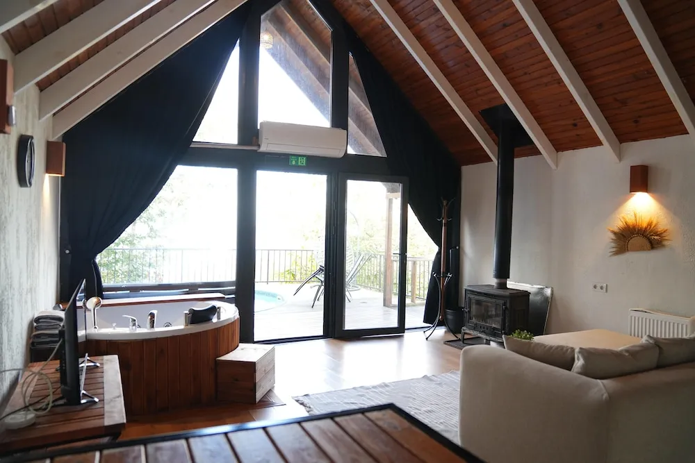 Bungalov, Havuz Manzaralı