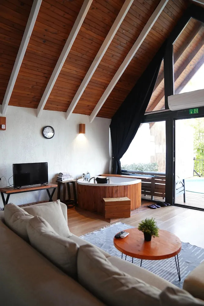 Bungalov, Havuz Manzaralı