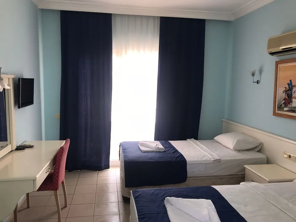 Basic Üç Kişilik Oda, Dağ Manzaralı