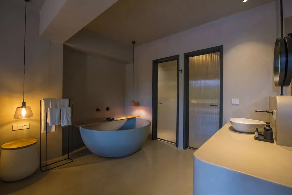 Deluxe Bathtub Room